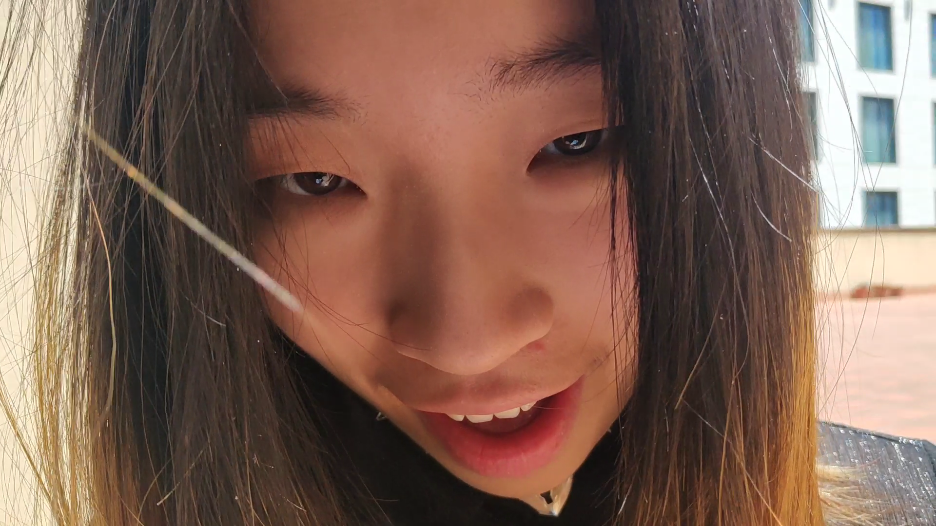 Corrida en la boca en la terraza